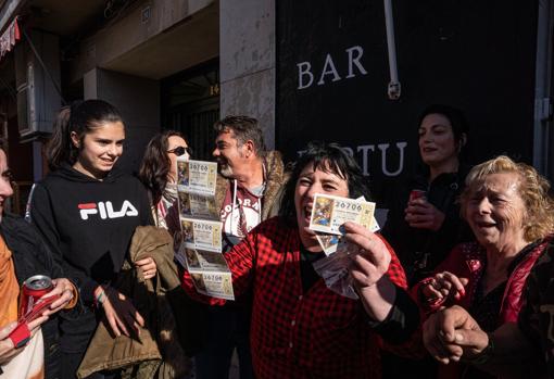 Imagen de la celebración del tercer premio de El Niño en el bar Portu de Torrent (Valencia)