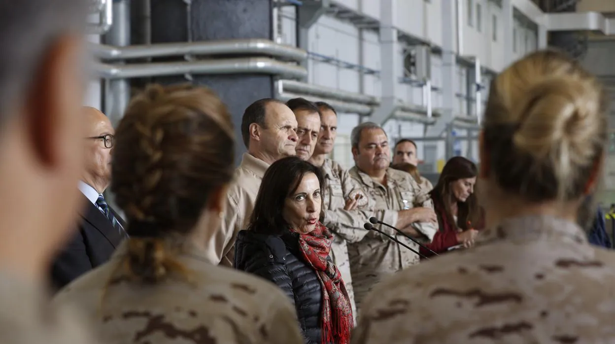 La ministra de Defensa y Asuntos Exteriores en funciones, Margarita Robles, dirige a los tropas en la base aeronaval de Sigonella (Sicilia),