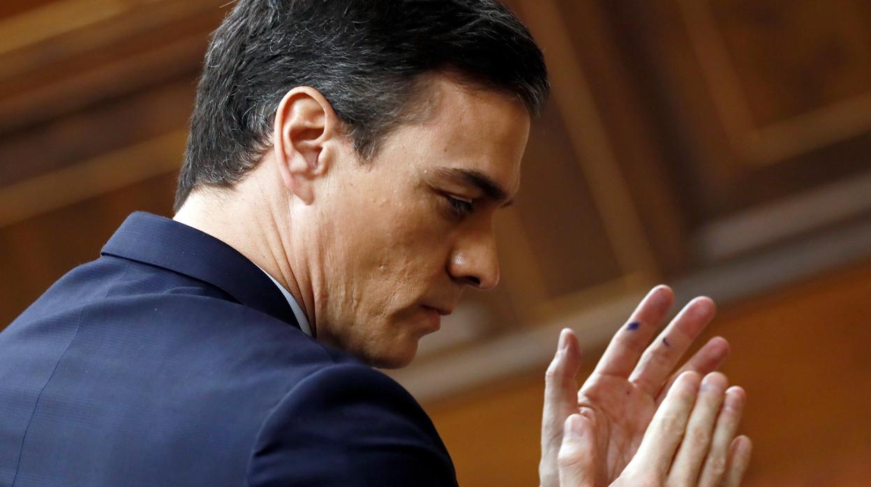 El candidato a la Presidencia del Gobierno, Pedro Sánchez, aplaude a la portavoz del PSOE, Adriana Lastra, tras su intervención en la segunda jornada del debate de investidura