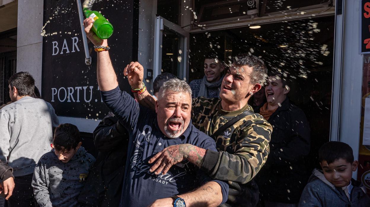 Imagen de la celebración del tercer premio de El Niño en el bar Portu de Torrent (Valencia)