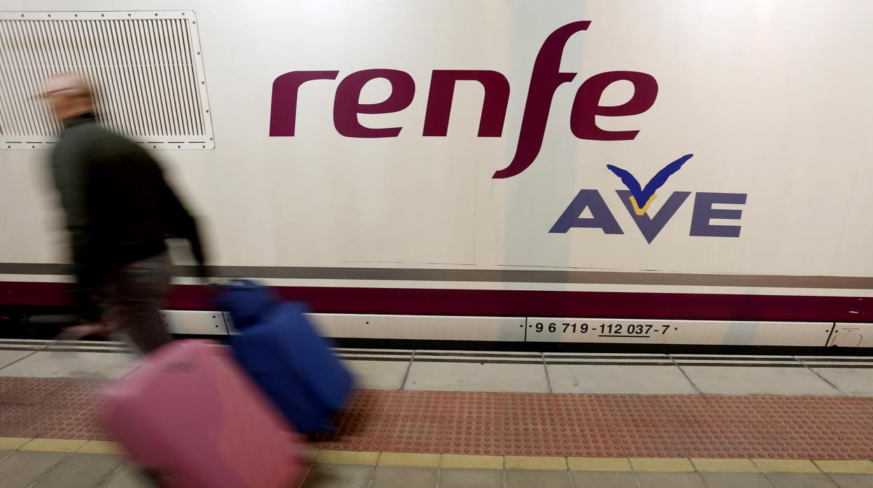 Un tren AVE en la estación de León