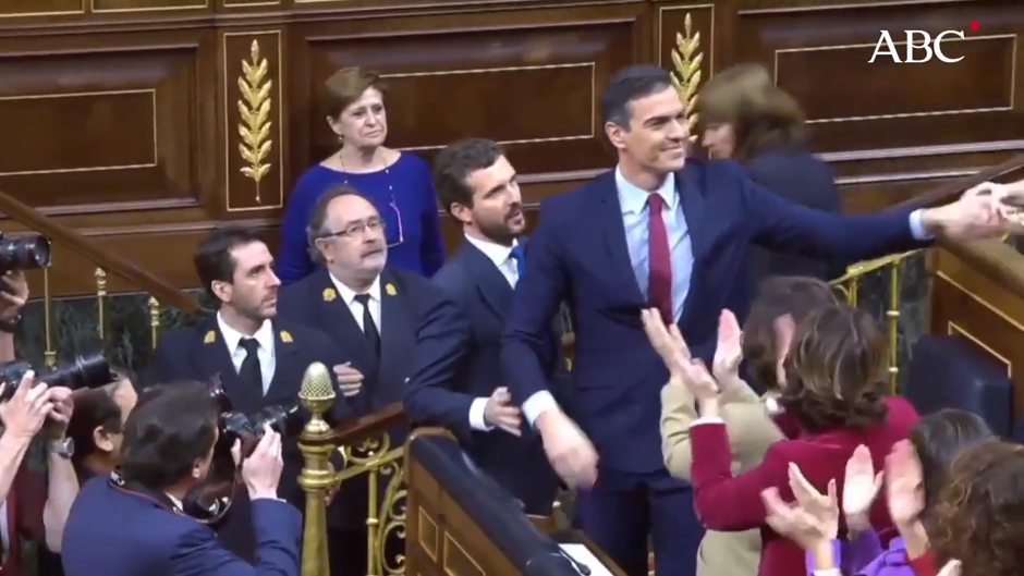 El gélido saludo de Casado a Sánchez tras conseguir los votos suficientes para ser presidente del Gobierno