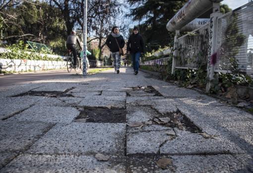 El deterioro de los alrededores del Arco de la Victoria de Moncloa