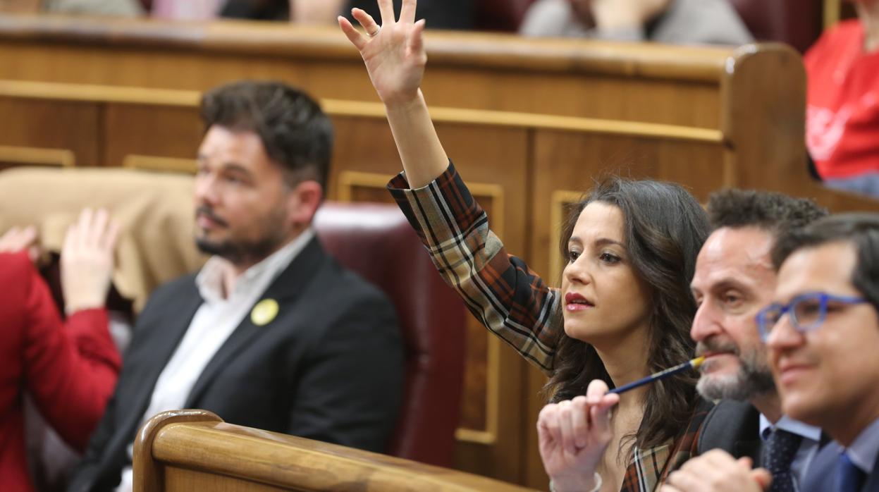 La bancada de Ciudadanos protesta durante el debate de investidura de Pedro Sánchez