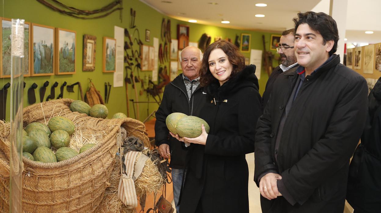 La presidenta Díaz Ayuso, junto al consejero David Pérez, en una reciente visita a Villaconejos