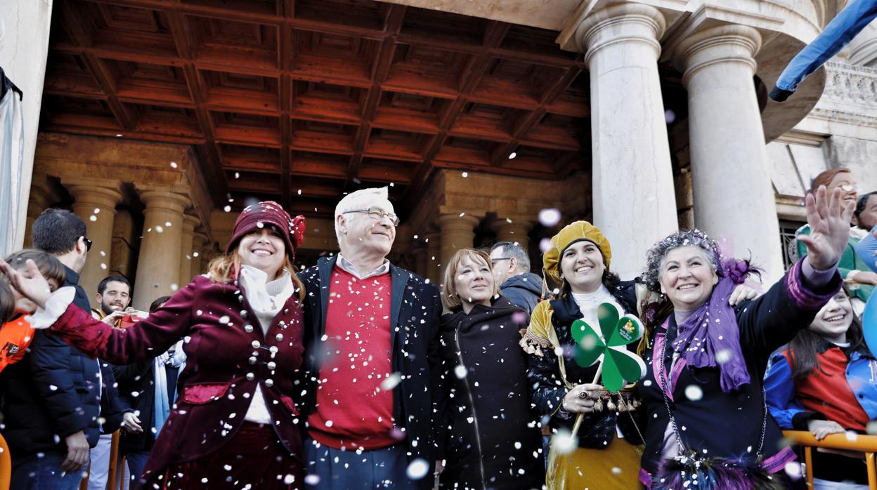 Imagen del alcalde de Valencia, Joan Ribó, junto a las «magas de enero» de la cabalgata «republicana» de 2018