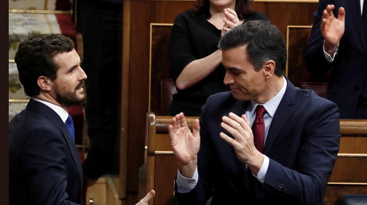 Pablo Casado y Pedro Sánchez, al terminar la votación en el debate de investidura