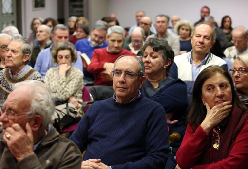 Numeroso público se ha dado cita en la presentación del libro