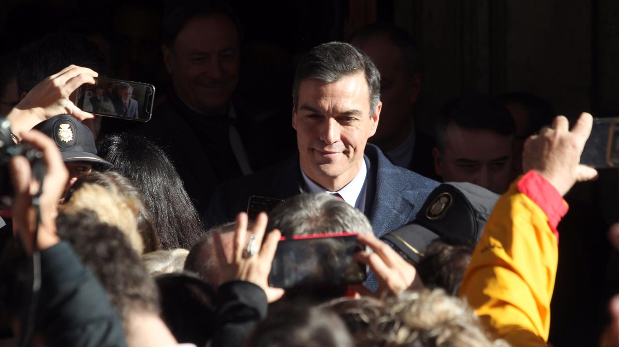 El secretario general del PSOE, Pedro Sánchez, a la salida del hemiciclo, tras ser investido presidente del Gobierno por el Congreso de los Diputados