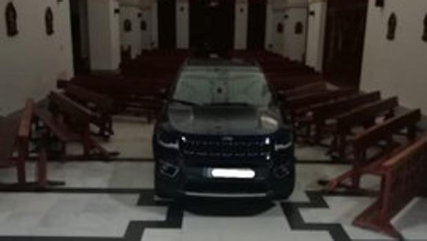 Se cuela en la iglesia de Sonseca y llega hasta el altar con un todoterreno