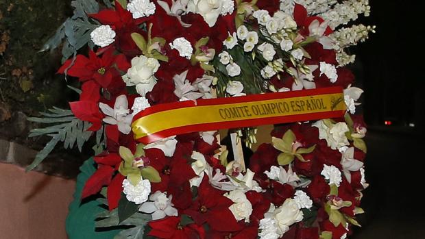 Una bandera de España cubre a la Infanta Doña Pilar, que eligió ser enterrada junto a su marido