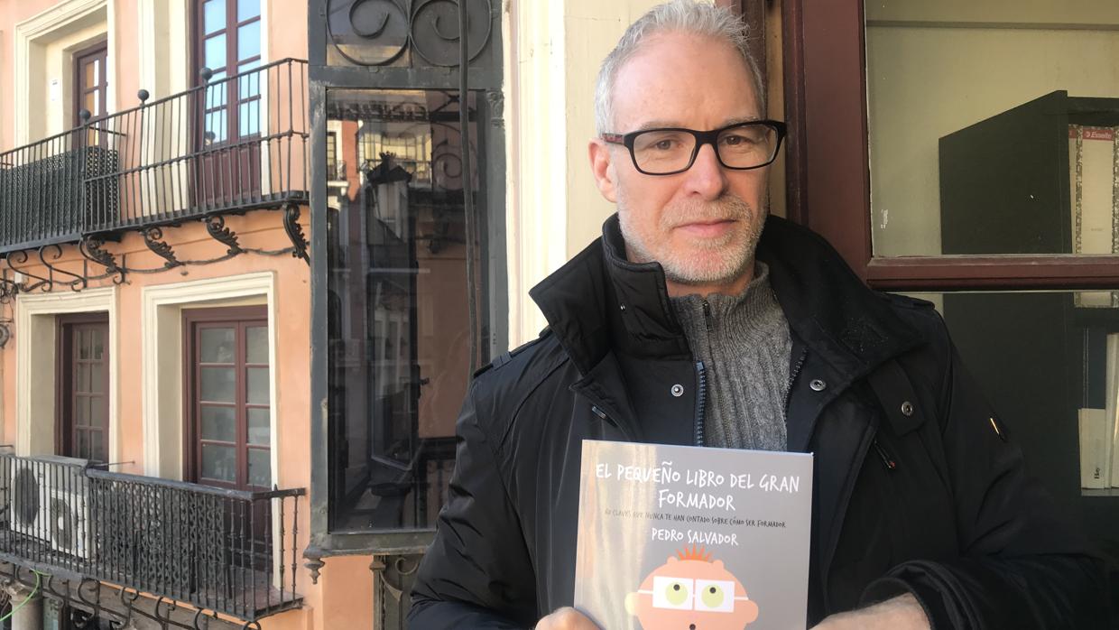 Salvador muestra su libro en uno de los miradores del diario ABC