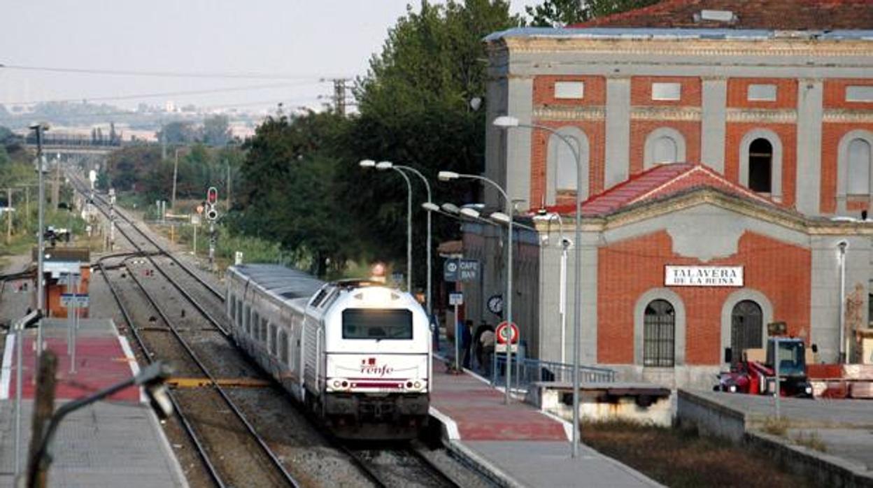 Un tren para en la estación de Talavera de la Reina