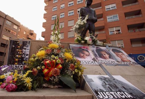 Imagen de archivo del monumento que se erigió en el solar donde estaba la casa-cuartel de la Guardia Civil de Zaragoza