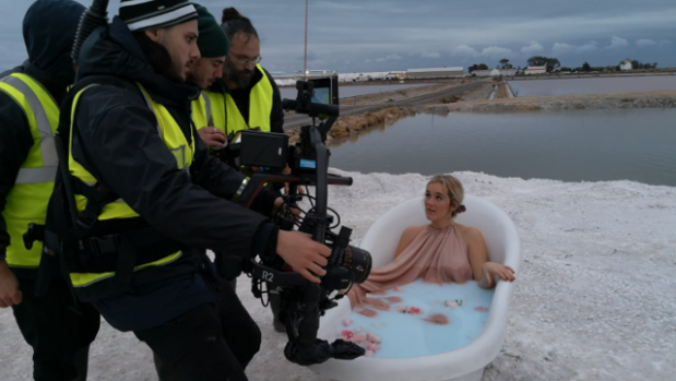 En imágenes: la cantante Izzy entre montañas de sal para su videoclip