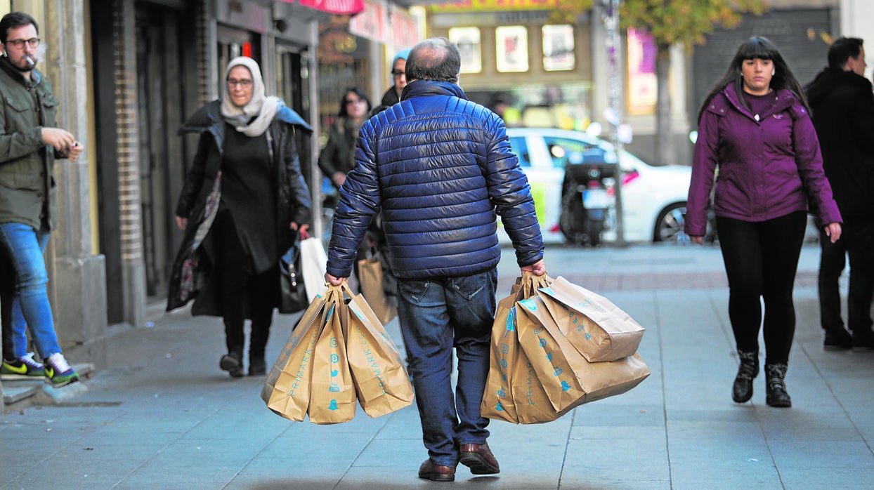 Un cliente, con varias bolsas tras efectuar unas compras