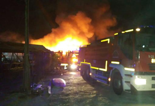 Efectivos de Bomberos trabajando en la extinción del fuego