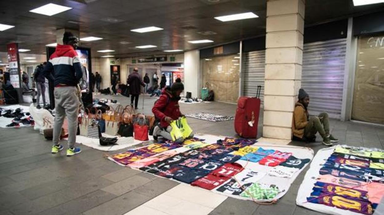 Manteros en el metro de Barcelona