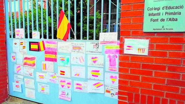 Un colegio de Terrasa (Barcelona) censura a la maestra que humilló a la niña que pintó una bandera