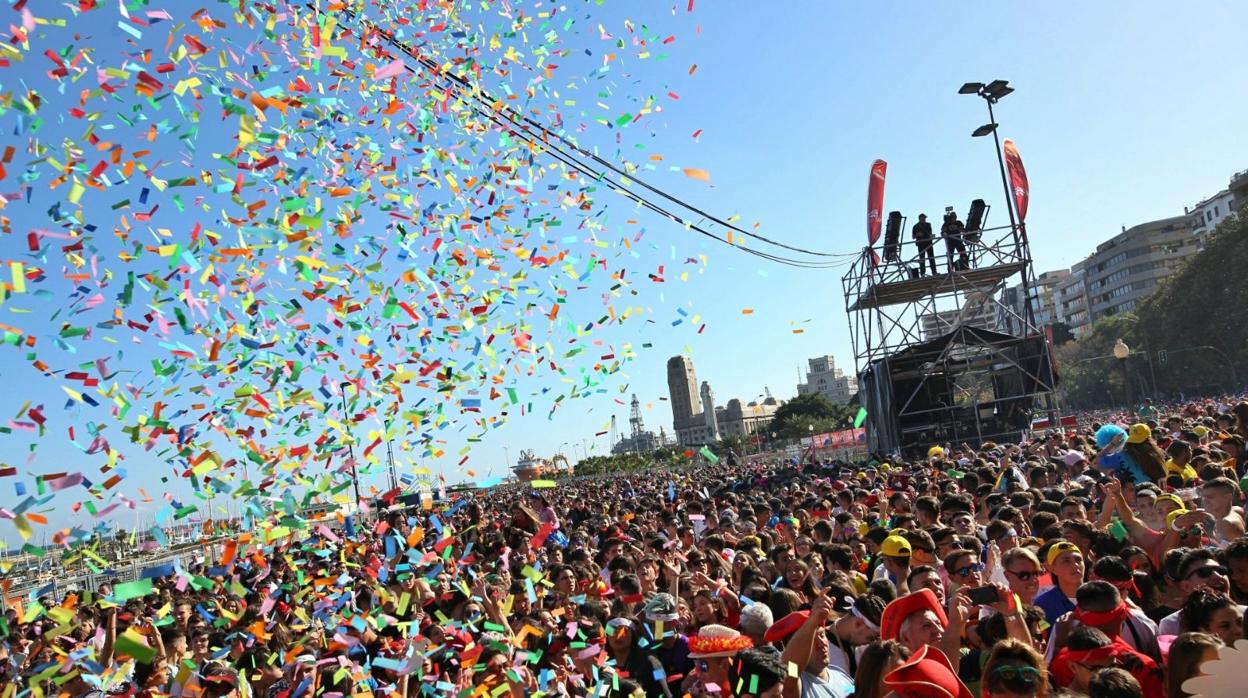 Vista desde el escenario de la Avenida Anaga durante las fiestas del Carnaval