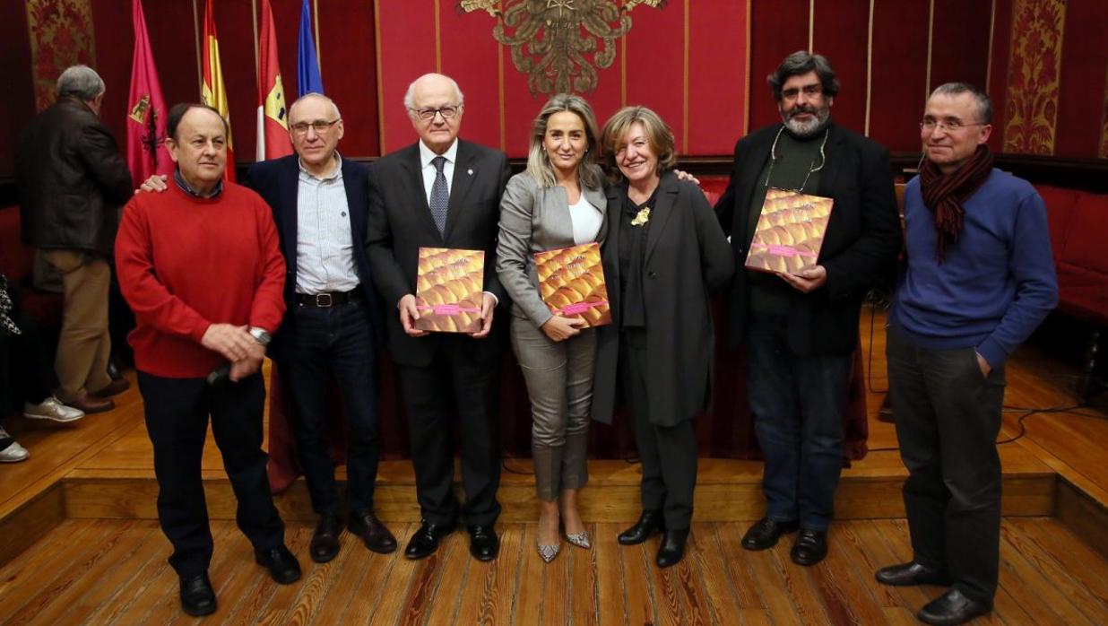 Rafael del Cerro, Enrique Sánchez Lubián, Juan Ignacio de Mesa, Milagros Tolón, Antonio Pareja y Mariano Garccía durante la presentación del libro en la sala Capitular del Ayuntamiento de Toledo