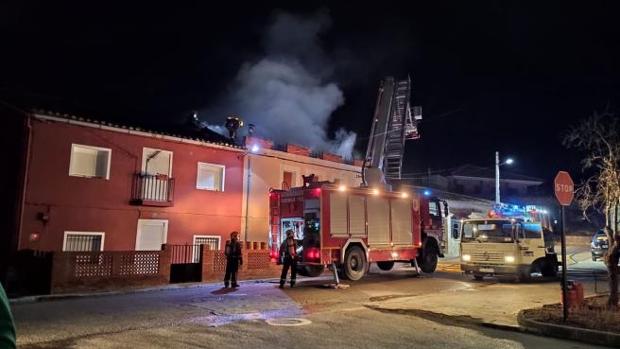 El incendio de una estufa de leña obliga al desalojo de una vivienda en Carboneras