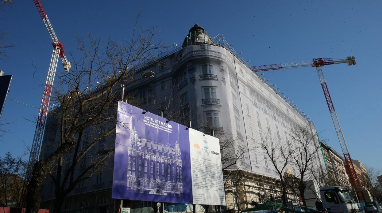 La fachada del hotel, ayer, tapada por una lona mientras terminan los trabajos de remodelación