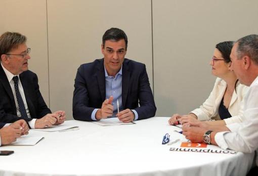 Sánchez con dirigentes de Compromís y del PSPV, en una reunión en Valencia