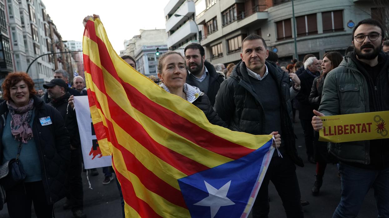 El coordinador general de EH Bildu, Arnaldo Otegi y la diputada de ERC, Núria Picas, en la manifestación, celebrada hoy en Bilbao