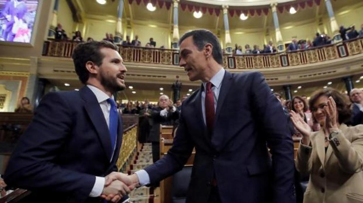 Pedro Sánchez y Pablo Casado, en la sesión de investidura