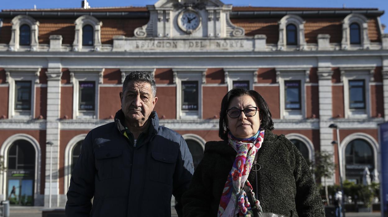 Santos y Eugenia, en la explanada de Príncipe Pío