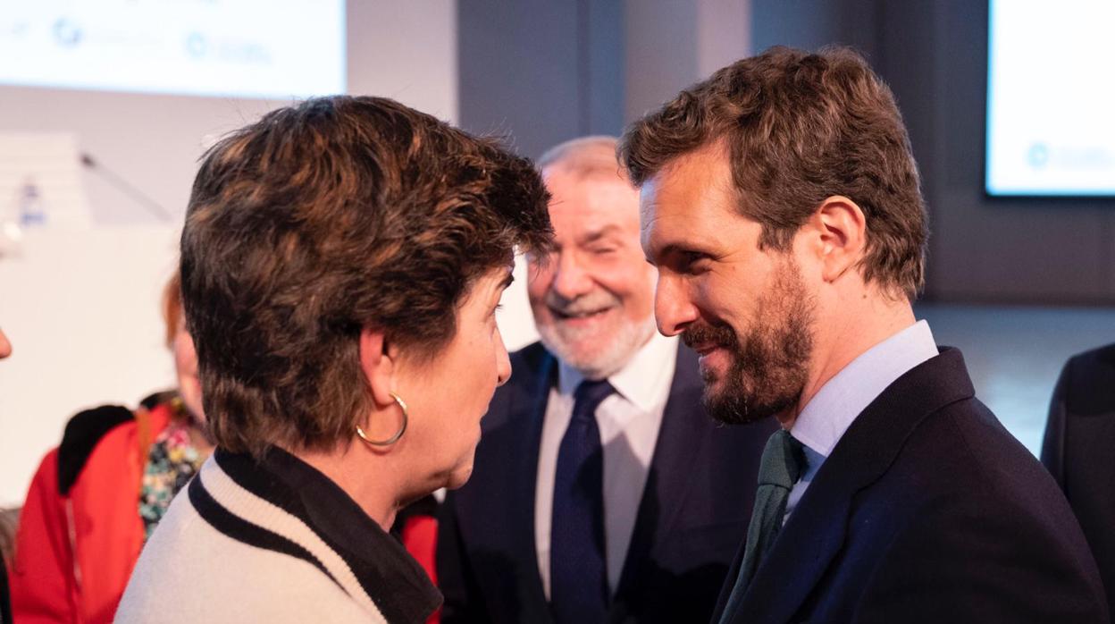 Pablo Casado saluda al exministro del Interior y presidente de la Fundación Valores y Sociedad, Jaime Mayor Oreja