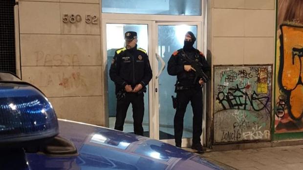 Un operativo policial desmantela cinco pisos de almacenaje de drogas en Barcelona