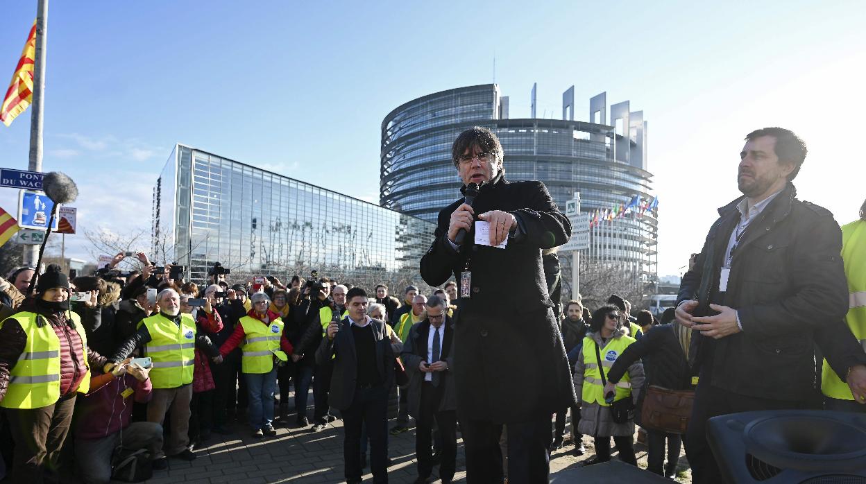 Carles Puigdemont y Toni Comín, este lunes en Estrasburgo (Francia), frente a la sede del Parlamento Europeo