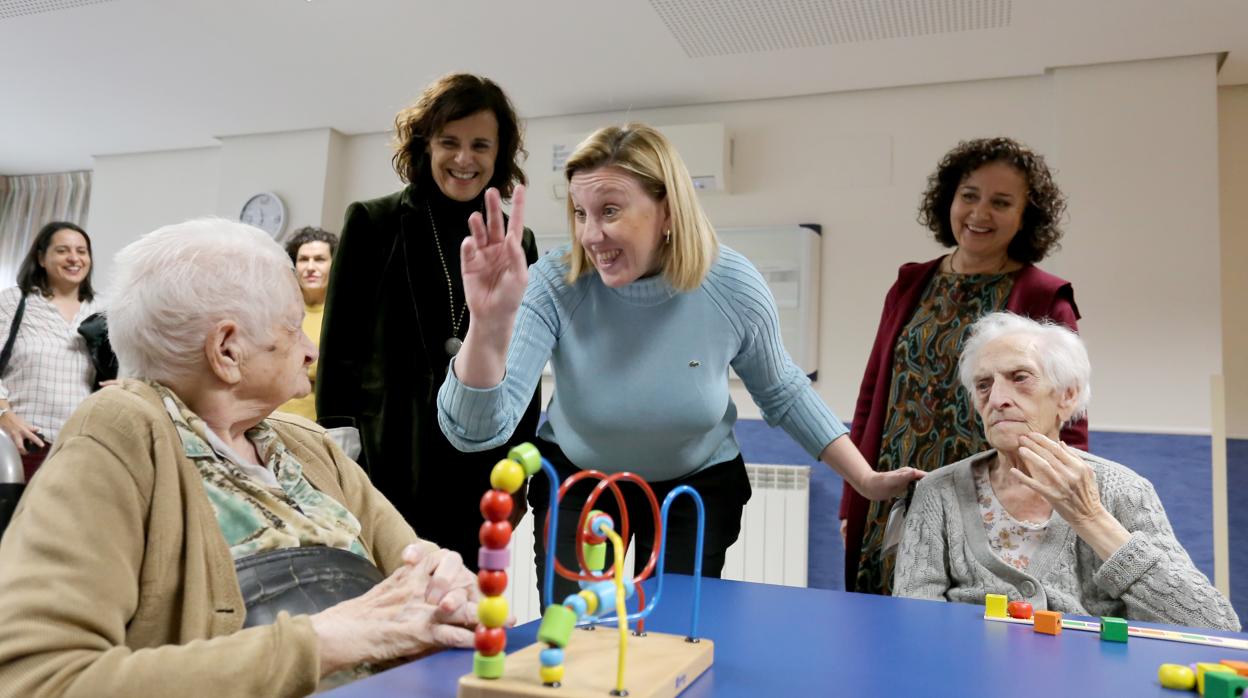 La consejera Isabel Blanco, durante la visita a una residencia de mayores en Valladolid