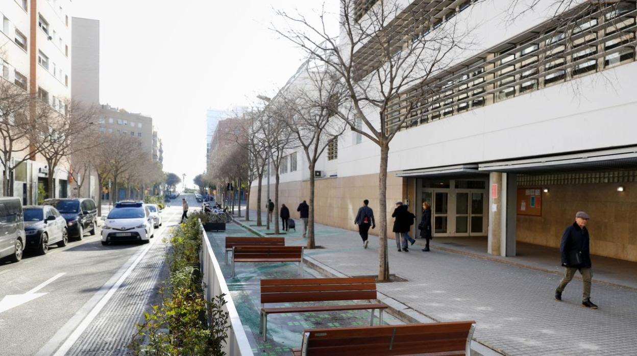 Exterior de la escuela Grèvol en la que han desaparecido plazas de aparcamiento en favor de bancos y verde