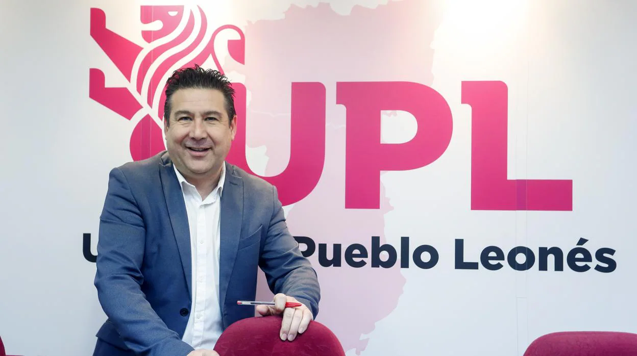El secretario general de UPL, Luis Mariano Santos, presenta la próxima iniciativa para la consecución de la autonomía de la Región Leonesa