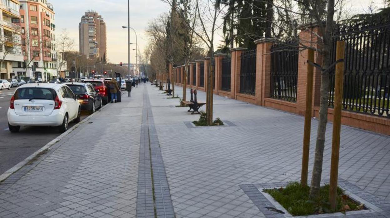 Las aceras que se ensancharán en la calle de Menéndez Pelayo para quitar banda de estacionamiento