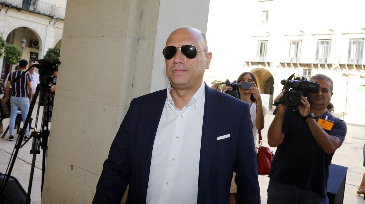 El exalcalde socialista de Alicante se sienta en el banquillo por ...