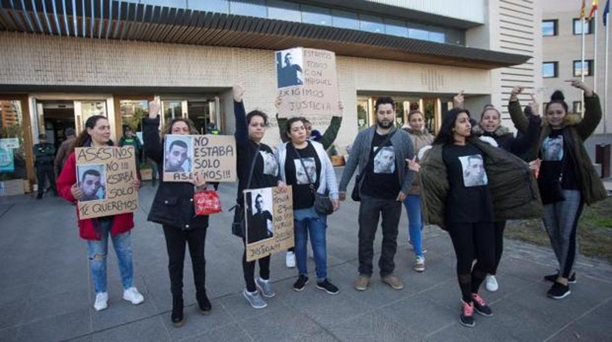 Familiares de la víctima asesinada a hachazos, antes de empezar el juicio en la Audiencia de Castellón