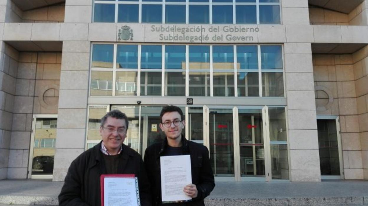 Imagen del denunciante, a la derecha, junto al delegado de la Plataforma per La Llengua en Valencia