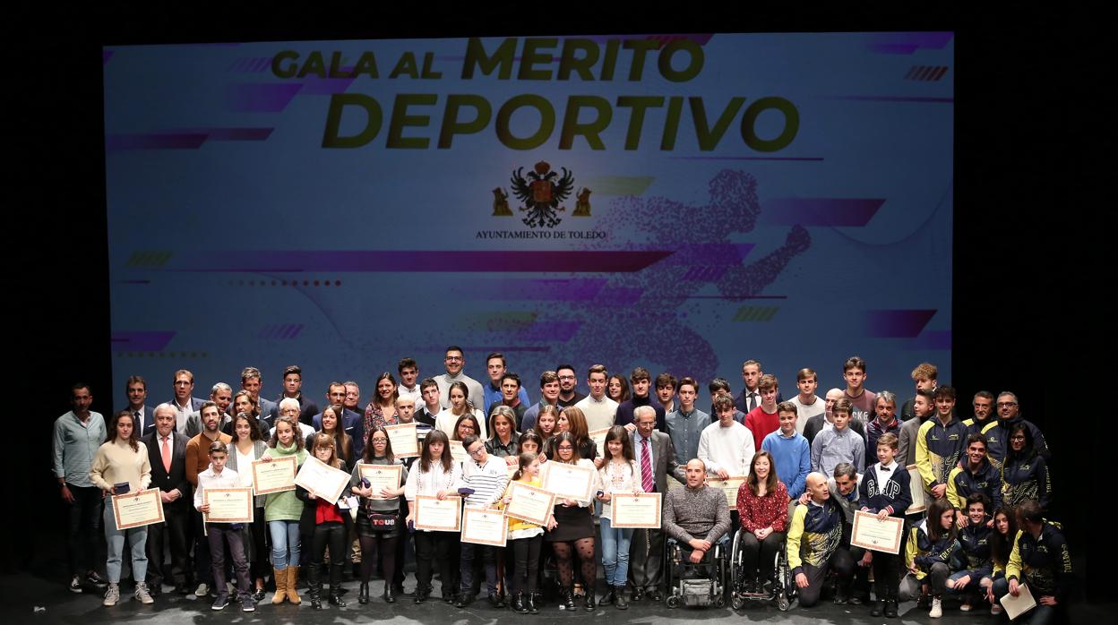 Foto de familia a los premiados