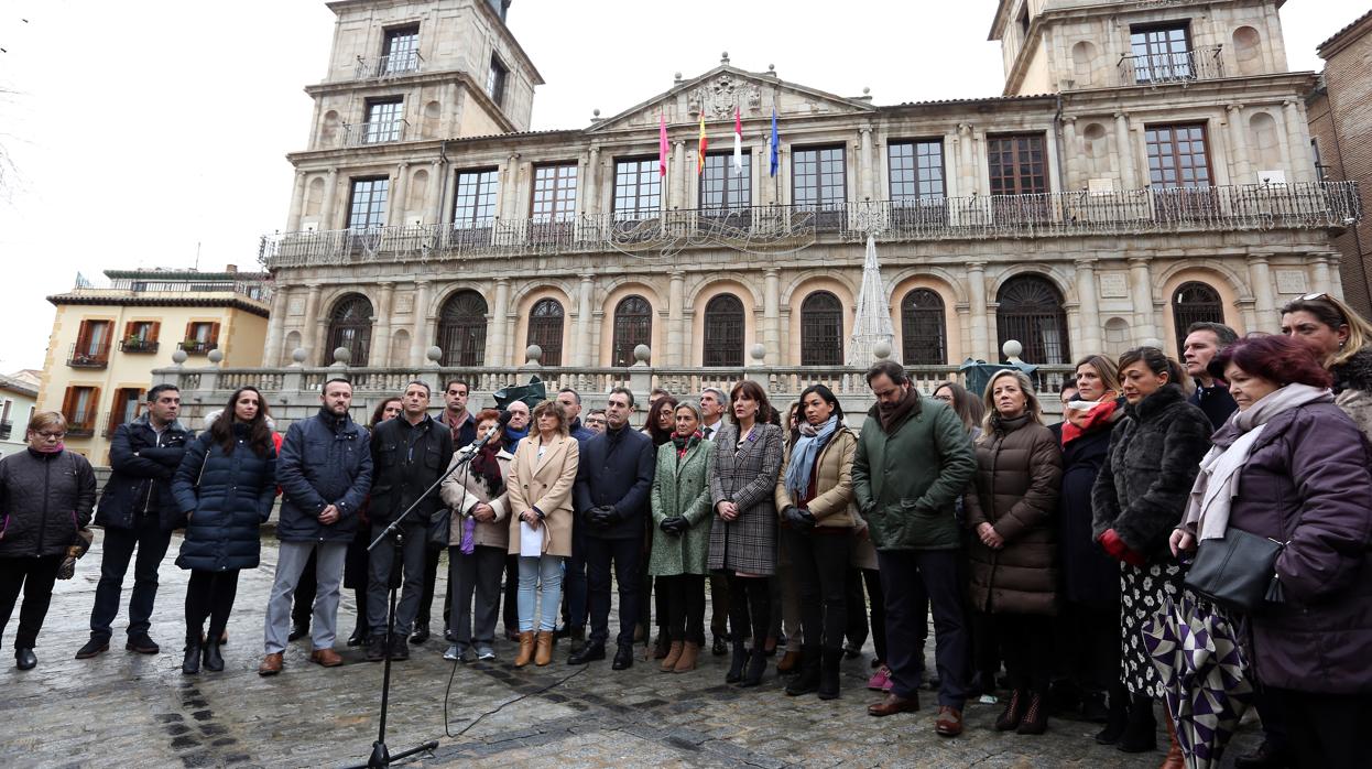 Minuto de silencio en la plaza del Ayuntamiento