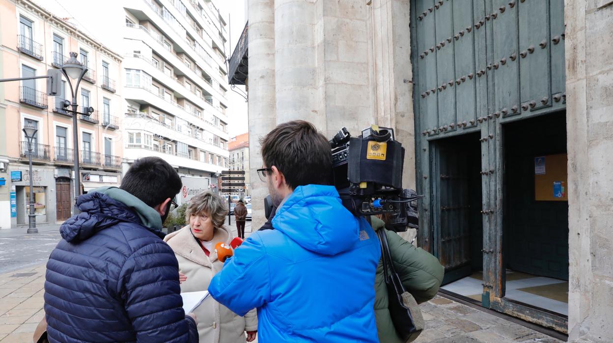 Medios de comunicación apostados ante las puertas de la Iglesia de la Virgen de las Angustias, en Valladolid