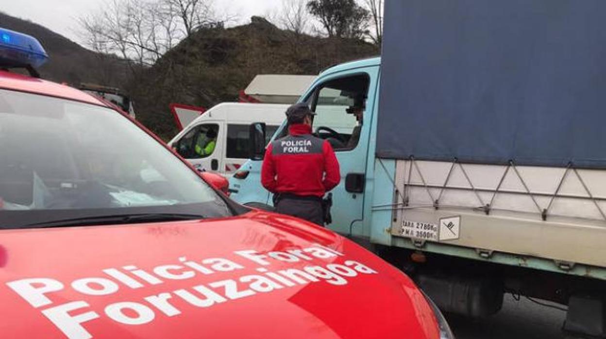 Cazan a un camionero conduciendo sin cinturón y viendo una telenovela en su tablet en Navarra