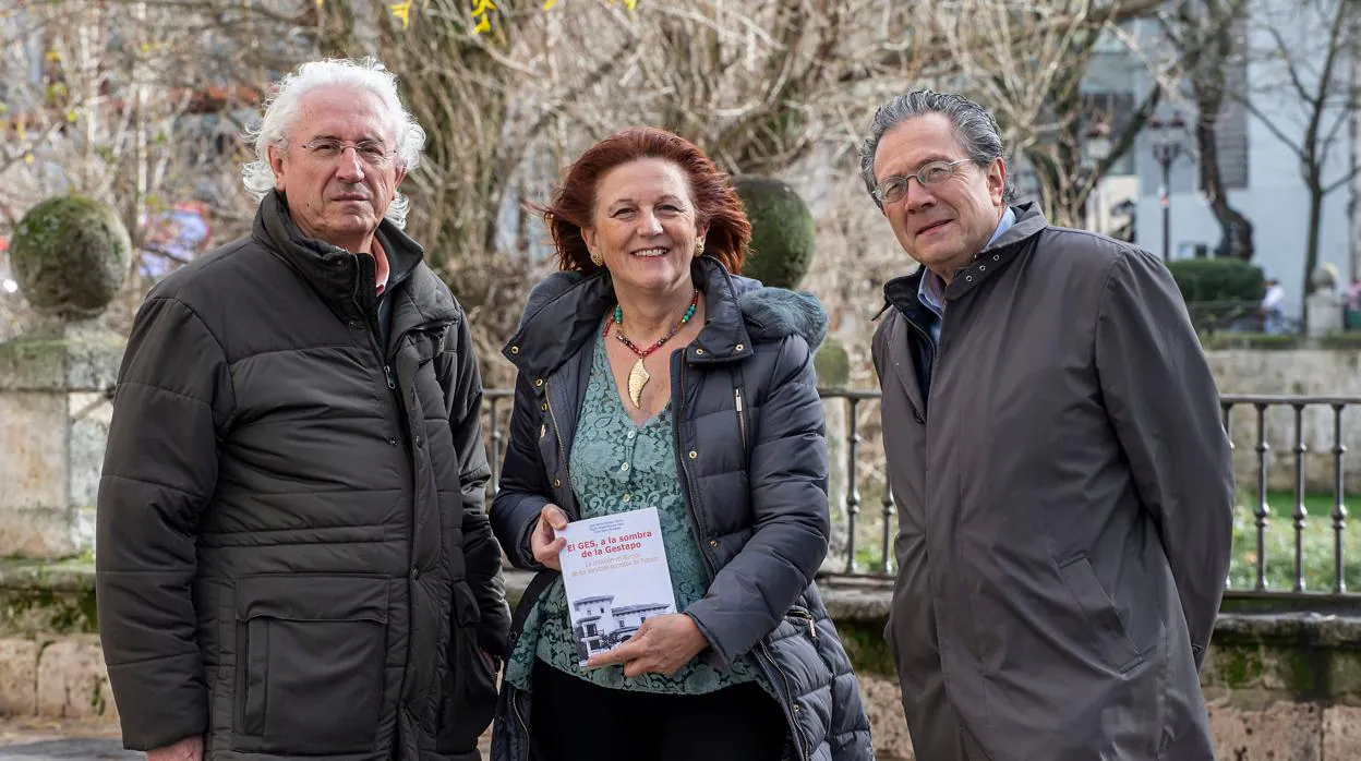 Los profesores de la UBU Miguel Ángel Moreno y José María Chomón, autores del hallazgo junto a Clara Sanz (Universidad de Extremadura)