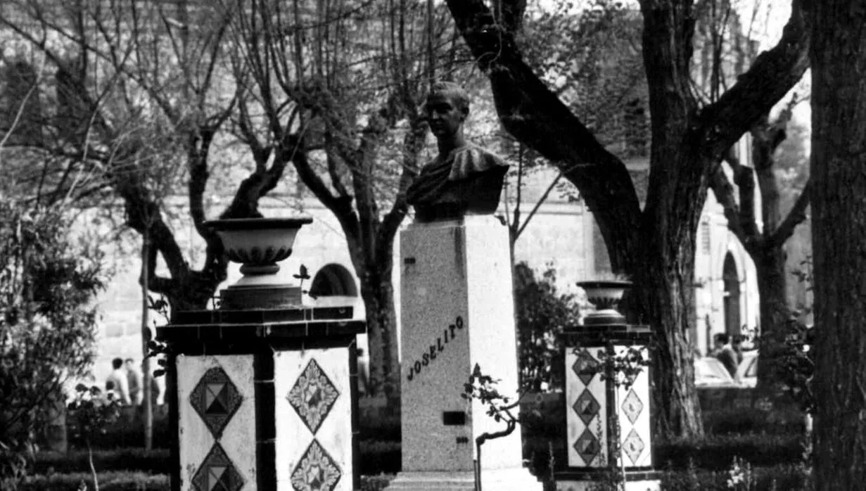 Fotografía del busto publicada por ABC el 22 de mayo de 1969. Al fondo, la plaza de toros donde Joselito falleció