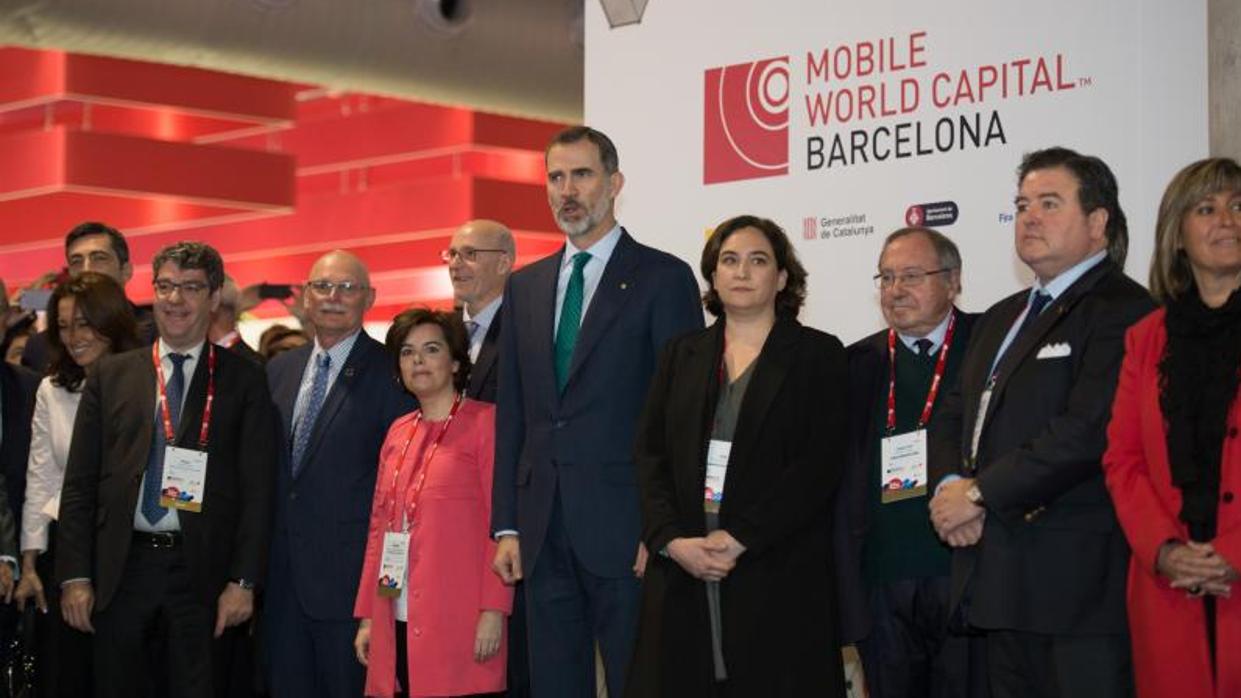 Colau, con el Rey y los organizadores del certamen, hace años en el MWC