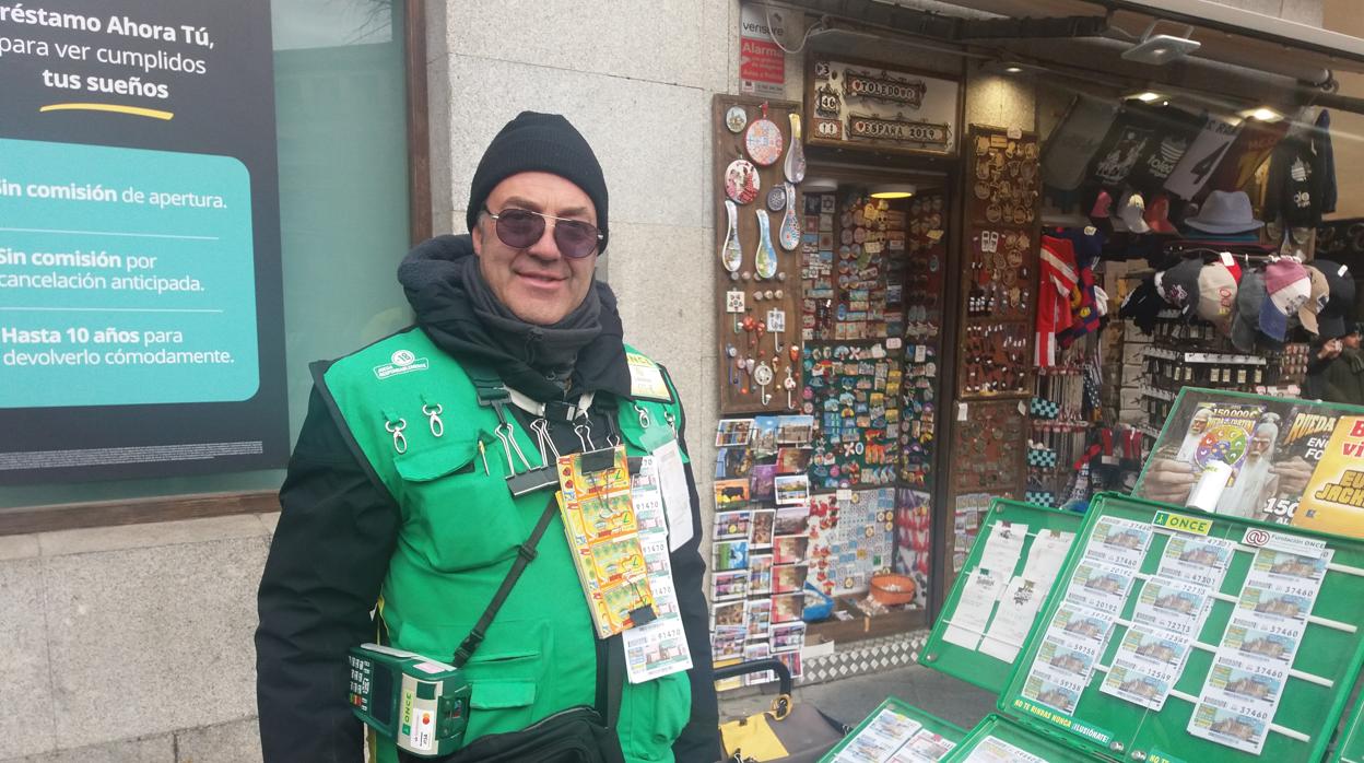 Lorenzo Calado, en su puesto de la plaza de Zocodover