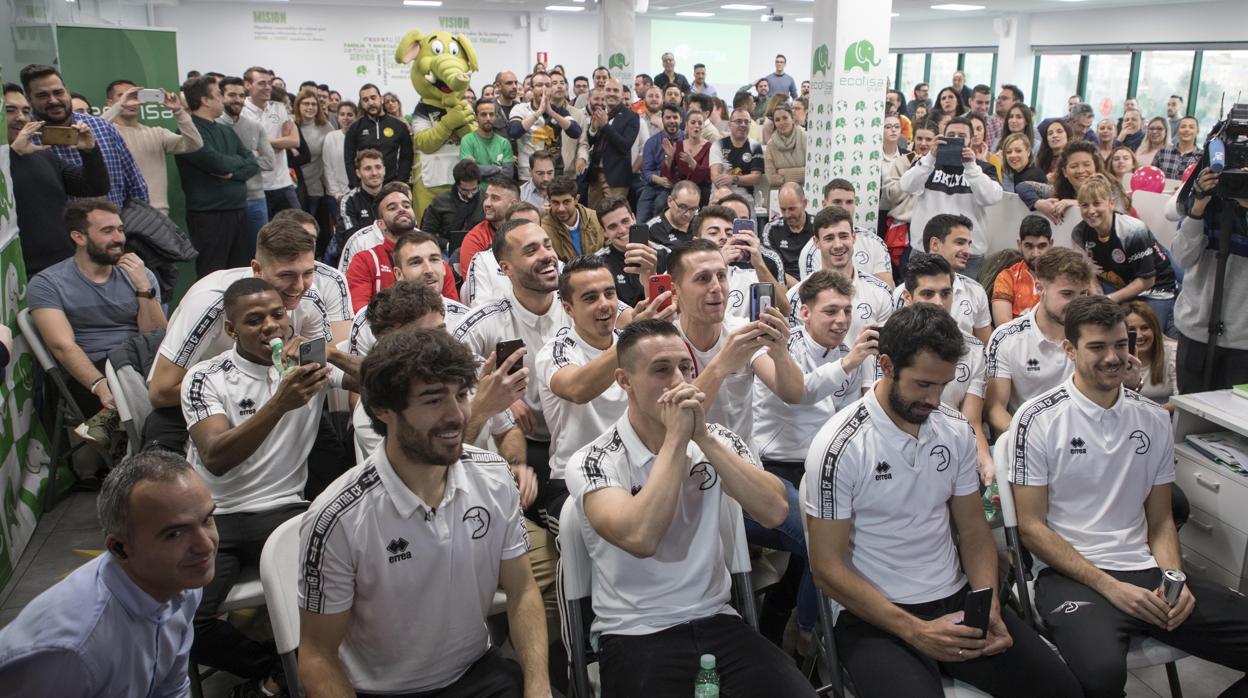 Jugadores y entrenador, junto al presidente del club, celebran el emparejamiento con el Real Madrid